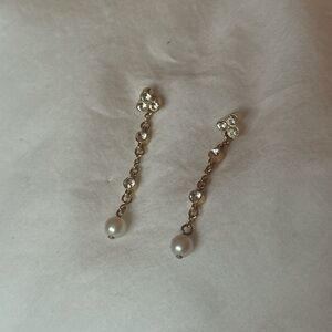Dangly gold pearl earrings